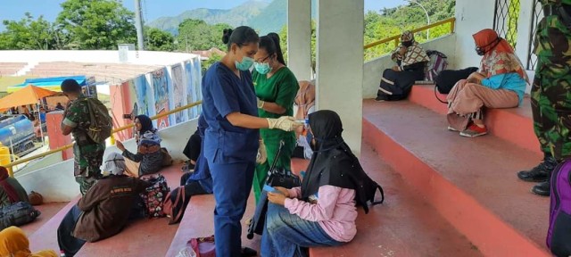 Tim medis dari Satuan Gugus Tugas  COVID-19 Kabupaten Ende sedang memeriksa penumpang kapal KM Niki Sejahtera di lokasi karantina, Stadion Marilonga, Sabtu (4/4/2020) pagi. Foto: akun FB RRI Ende. 