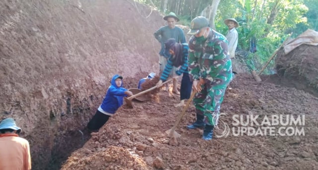 Pemdes bersama warga dan dibantu anggota TNI dari Posramil Waluran gotong royong membenahi saluran irigasi yang tertimbun longsor. Pekerjaan dilakukan dengan peralatan seadanya. | Sumber Foto:Ragil Gilang