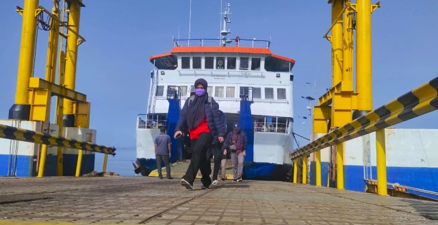Sejumlah penumpang terlihat turun dari Kapal Ferry di Pelabuhan Sidangoli. Foto: Zulfikar Saman/cermat