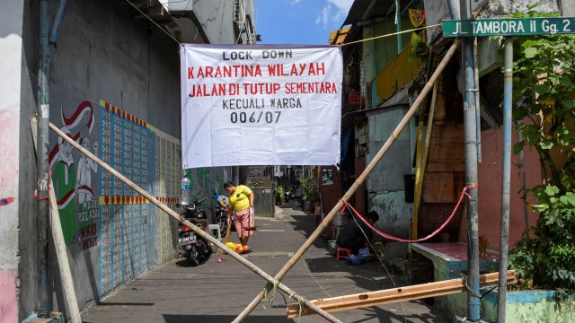 Warga menyampu jalan di kawasan Tambora, Jakarta. Foto: ANTARA FOTO/Nova Wahyudi