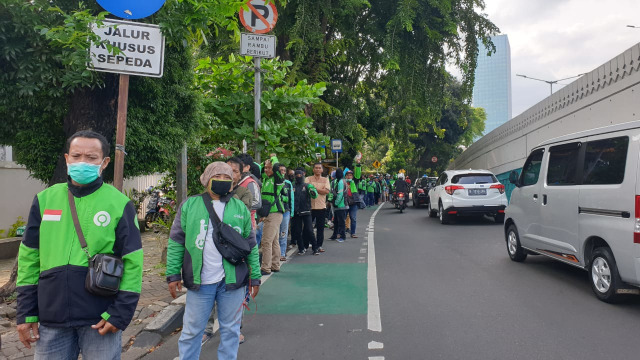 Ibu baik hati pemilik rumah di Jalan Brawijaya bagikan sembako untuk ojol. Foto: Prameshwari 'Imesh' Sugiri/kumparan