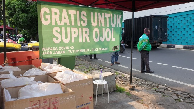 Ibu baik hati pemilik rumah di Jalan Brawijaya bagikan sembako untuk ojol. Foto: Prameshwari 'Imesh' Sugiri/kumparan