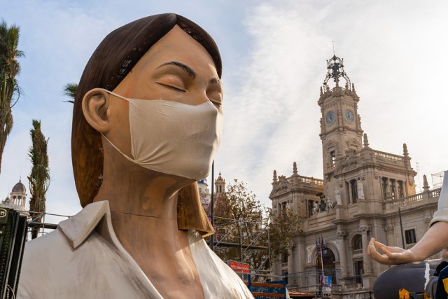 Patung wanita di Kota Valencia, Spanyol, dilukis seperti tengah mengenakan masker Foto: Shutterstock/Vivitta