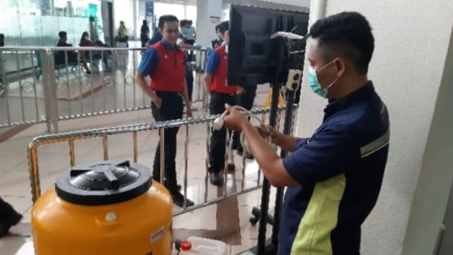 Pembongkaran bilik disinfektan di Terminal 1 Bandara Juanda, Surabaya. Foto: Dok. AP I