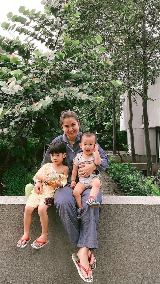 Putri Titian dan anak-anaknya di rumah aja Foto: IG @putrititian