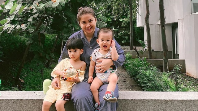 Putri Titian dan anak-anaknya di rumah aja. Foto: Instagram @putrititian