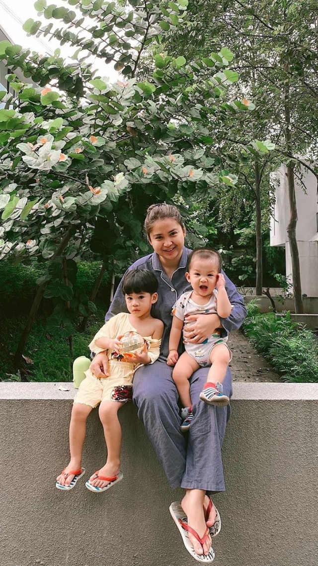 Putri Titian dan anak-anaknya di rumah aja. Foto: Instagram @putrititian