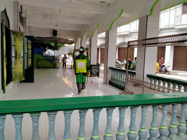 "UPZ Bank Sumut dan IZI Disinfeksi 31 Titik Mesjid dan Fasum Kota Medan" - IZI Sumatera UTara melakukan disinfeksi di salah satu masjid yang berlokasi di Kota Medan. Dok. IZI
