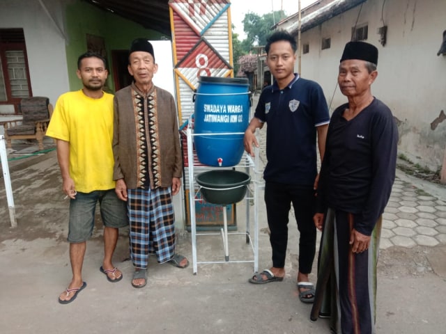 Warga  RW 02 Desa Jatiwangi, Kecamatan Pagerbarang, Kabupaten Tegal membuat tempat cuci tangan portabel yang dipasang di sejumlah sudut kampung. (Foto: Bentar)