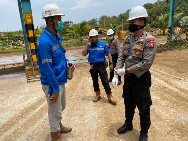 Kapolsek Obi. Ipda. Kris Tofel, saat melakukan sosialisasi maklumat kapolri dalam rangka pencegahan penyebaran COVID-19 di Kawasan PT. Harita Group di Pulau Obi.