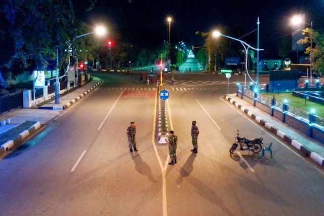 Aparat mengawasi pemberlakuan jam malam di Aceh. Foto: Suparta/acehkini