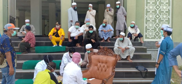 Jemaah tabligh Ijtima Ulama saat menjalani rapid tes di Islamic Center Pangkalan Bun. (Foto: IST)