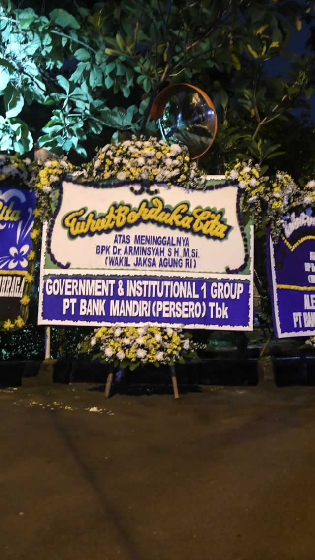 Karangan bunga ucapan bela sungkawa atas meninggalnya Wakil Jaksa Agung Arminsyah di rumah duka, Jakarta, Sabtu (4/4) malam. Foto: ANTARA FOTO/Muhammad Adimaja