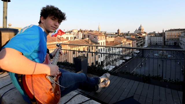 Foto: Penampilan Musisi Jacopo Mastrangelo di Tengah Keheningan Kota Roma (321142)