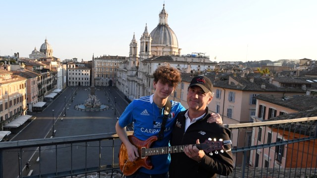 Foto: Penampilan Musisi Jacopo Mastrangelo di Tengah Keheningan Kota Roma (321148)