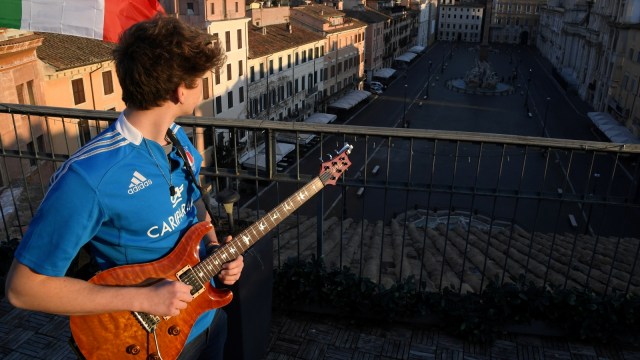 Foto: Penampilan Musisi Jacopo Mastrangelo di Tengah Keheningan Kota Roma (321144)