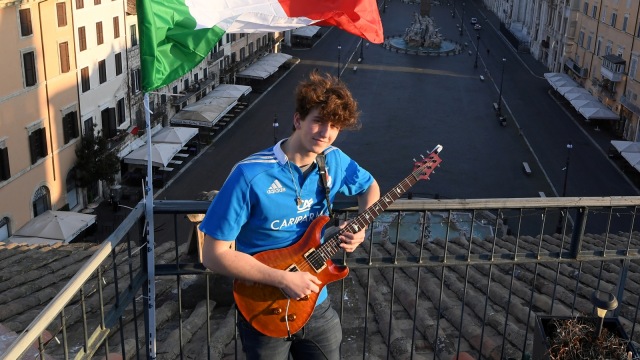Foto: Penampilan Musisi Jacopo Mastrangelo di Tengah Keheningan Kota Roma (321145)