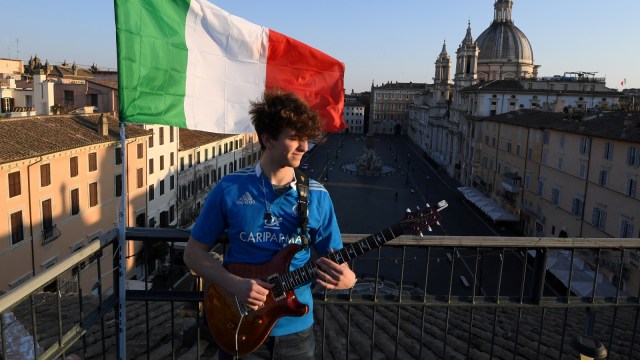 Foto: Penampilan Musisi Jacopo Mastrangelo di Tengah Keheningan Kota Roma (321147)