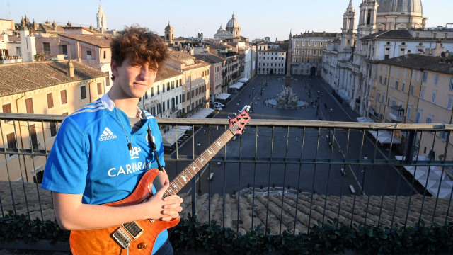 Foto: Penampilan Musisi Jacopo Mastrangelo di Tengah Keheningan Kota Roma (321146)