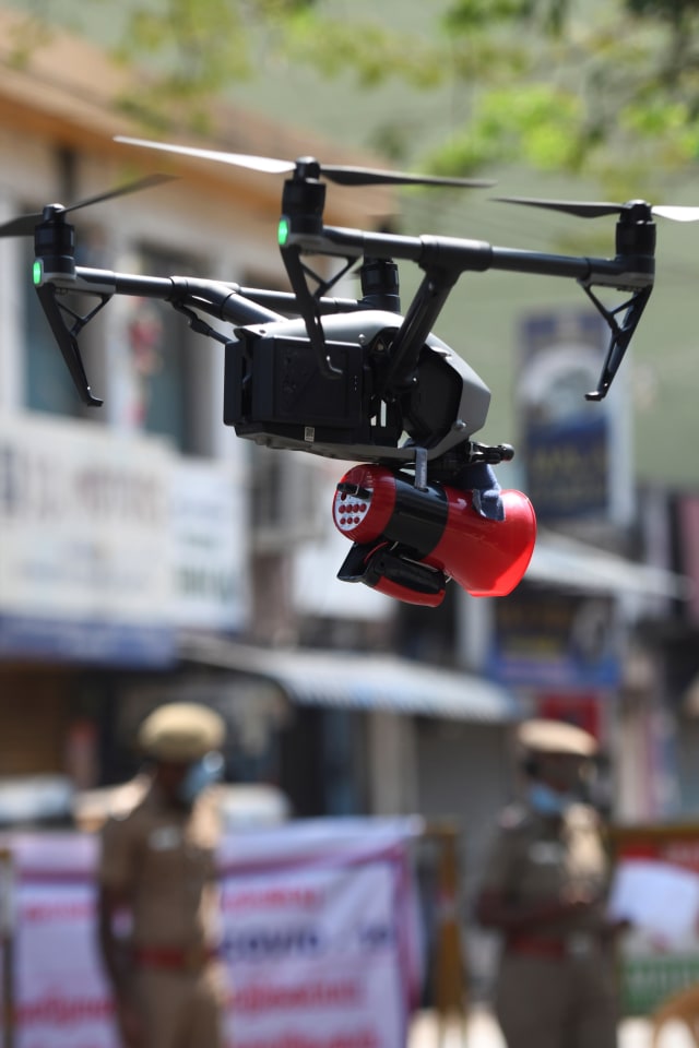 Drone yang digunakan polisi untuk memantau dan memberikan pengumuman kepada kegiatan orang upaya pencegahan virus corona di Chennai, India.  Foto: AFP/Arun SANKAR