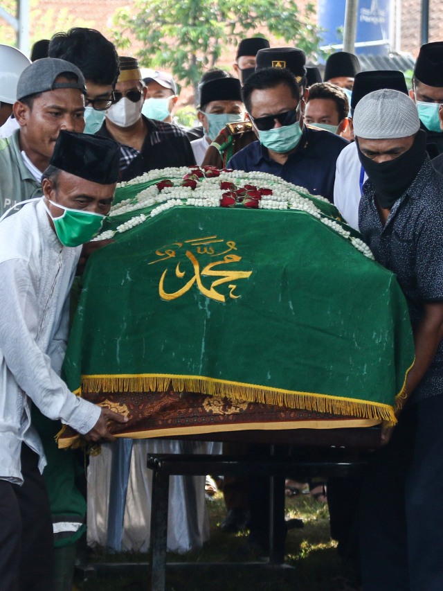 Petugas dan kerabat menggotong peti jenazah Almarhum Wakil Jaksa Agung Arminsyah saat akan dimakamkan di TPU Pedongkelan, Jakarta, Minggu (5/4). Foto: ANTARA FOTO/Rivan Lingga
