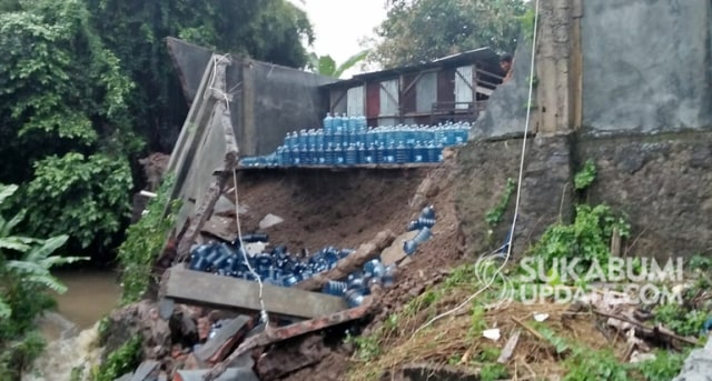 Bencana tanah longsor menyebabkan gudang tempat menyimpan galon di Jalan Pemuda RT 05/05, Kelurahan Citamiang, Kecamatan Citamiang, Kota Sukabumi, ambruk. | Sumber Foto:Oksa BC