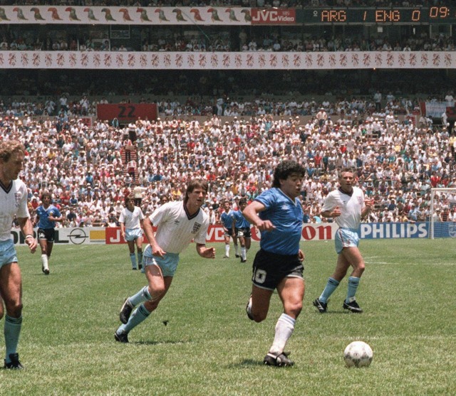 Diego Maradona (kostum biru) di Piala Dunia 1986. Foto: STAFF / AFP