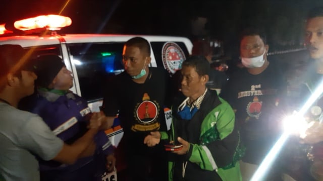Mulyono (pakai jaket hijau), driver ojek online dari Purwokerto, Jateng, ditipu pelanggannya di Solo Foto: Dok. Istimewa