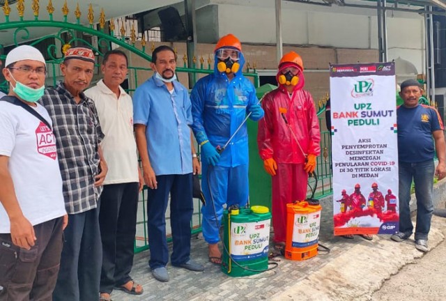 Relawan ACT Sumut bersama pengurus masjid. Foto: Istimewa