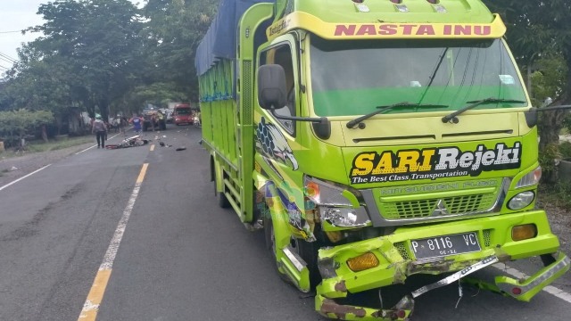 Petugas saat lakukan olah TKP, kecelakaan lalu-lintas di jalan raya Bojonegoro - Babat, turut wilayah Desa Trojalu Kecamatan Baureno Kabupaten Bojonengoro. Minggu (05/04/2020).