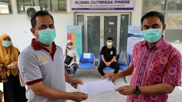 Direktur RSUZA, Azharuddin, menyerahkan dokumen 3 pasien yang telah sembuh dari virus corona, kepada Kadis Kesehatan Aceh dr. Hanif, di RSUDZA. Foto: Dok. Istimewa