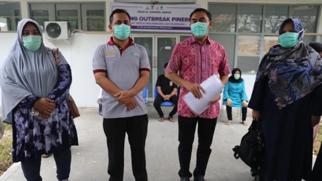 Direktur RSUZA, Azharuddin, menyerahkan dokumen 3 pasien yang telah sembuh dari virus corona, kepada Kadis Kesehatan Aceh dr. Hanif, di RSUZA. Foto: Dok. Istimewa