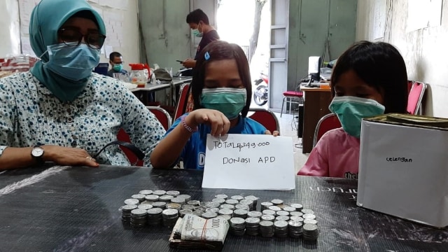 Dua orang anak bernama Tata dan Unsia sumbangkan tabungannya untuk membantu tim medis membeli APD di Makassar. Foto: Dok. Istimewa