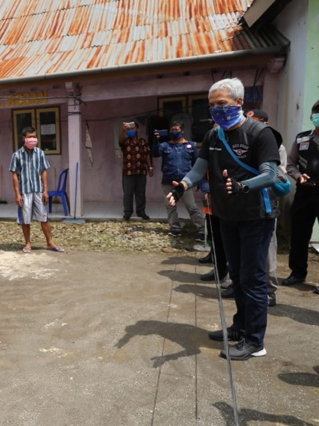Gubernur Jawa Tengah Ganjar Pranowo meninjau pemudik yang menjalani karantina di Desa Pacet Batang.  Foto: Dok. Pemprov Jawa Tengah