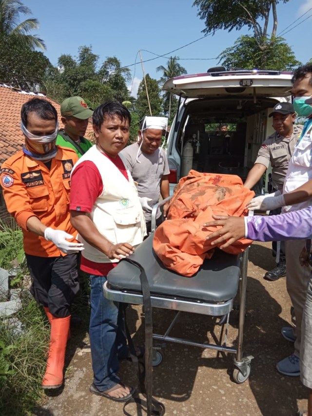 Dua warga bekasi tewas tertimbun longsor di Bogor. Foto: Dok. BPBD Bogor
