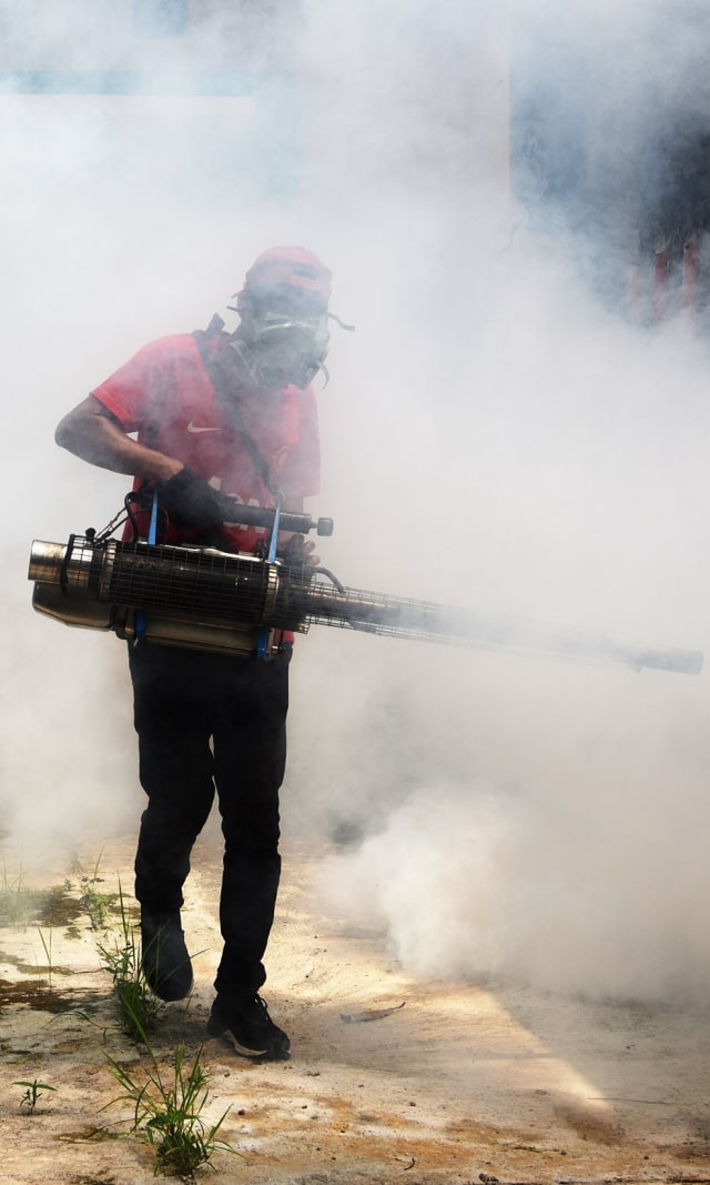 Petugas melakukan pengasapan (fogging) di kawasan Pondok Jaya, Cipayung, Depok, Jabar, Minggu (5/4/2020).  Foto: ANTARA FOTO/Andika Wahyu