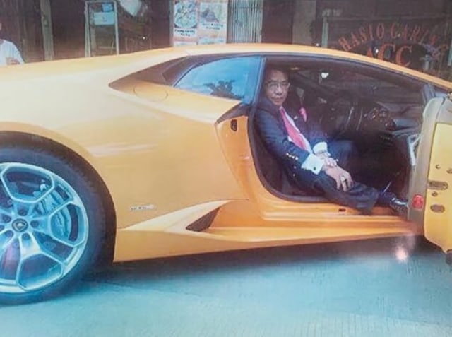 Hotman Paris dengan mobil Lamborghini. Foto: Instagram/ @hotmanparisofficial