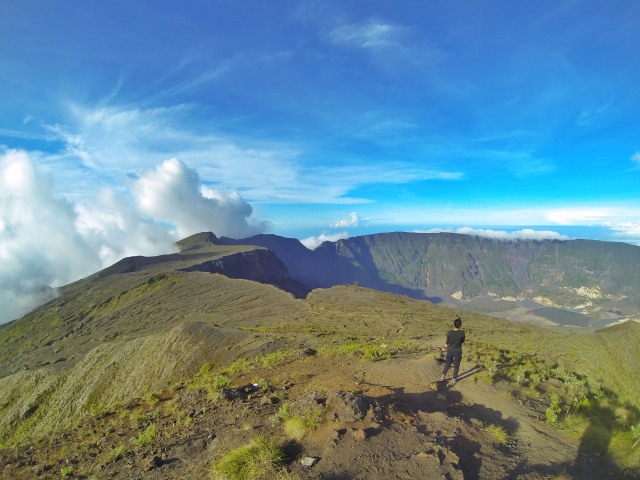 Seorang pendaki saat berada di puncak tertinggi kaldera Gunung Tambora. Foto; Harley Sastha