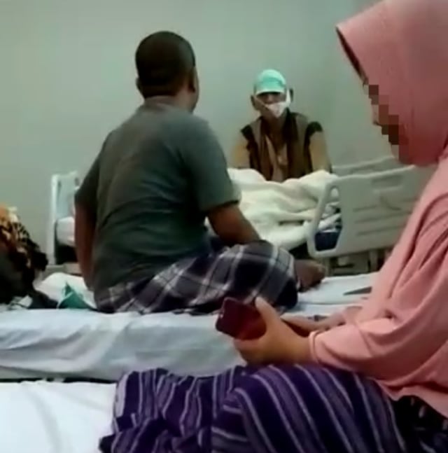 Telihat kedua pasien sedang berbicara di ruang isolasi Rumah Sakit Bahteramas Kendari. Foto: tangkapan layar video.