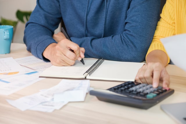 com-Ilustrasi pasangan suami istri sedang melakukan evaluasi finansial rumah tangga. Foto: Shutterstock
