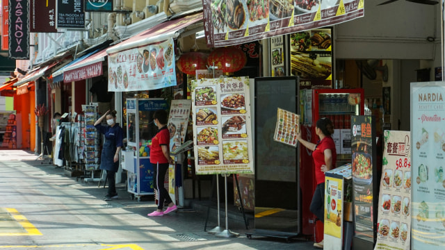 Sejumlah staff menunggu pelanggan di restoran-restoran di Chinatown, Singapura. Foto: AFP/Roslan RAHMAN