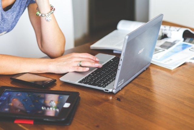 Ilutrasi menggunakan laptop. Foto: pixabay