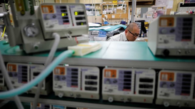Karyawan memeriksa ventilator Compos X yang sebelumnya dikembangkan untuk alat bantu pernapasan pasien hewan. Foto: Reuters/ISSEI KATO