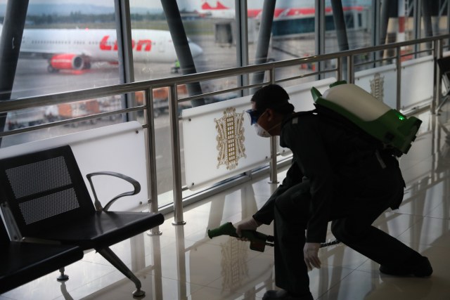 Penyemprotan disinfektan di Bandara Sultan Iskandar Muda (SIM) Aceh Besar. Foto: Suparta/acehkini