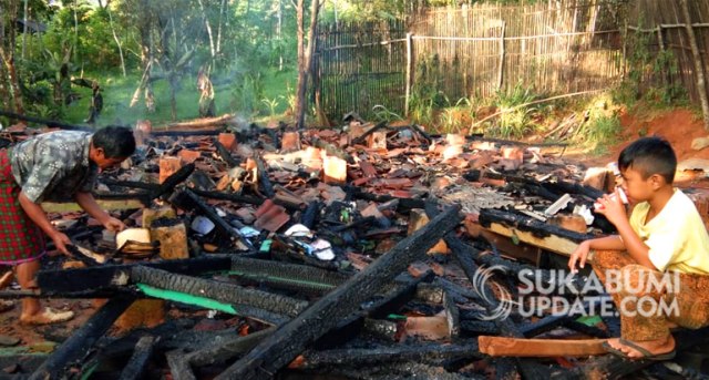 Rumah panggung di Kampung Ciranjang RT 02/01 Desa Cikaranggeusan, Kecamatan Jampang Kulong, Kabupaten Sukabumi hangus terbakar, Senin (6/4/2020). | Sumber Foto:Istimewa