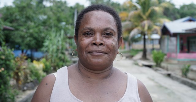 Mama Evi, warga Kampung Tanggaromi, Kabupaten Kaimana, Provinsi Papua Barat. (Yayasan EcoNusa/Moch. Fikri)