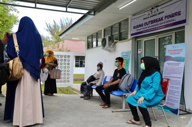 Tiga pasien yang dipulangkan dari rumah sakit setelah dinyatakan sembuh dari COVID-19. Foto: Suparta/acehkini