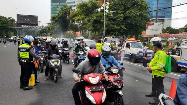 Pemeriksaan suhu pengendara di Surabaya
