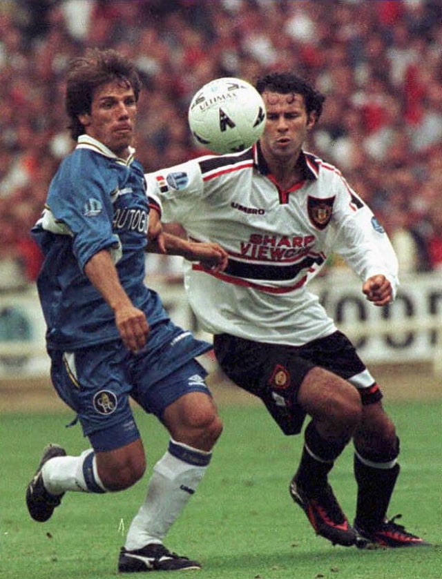 Gianfranco Zola dan Ryan Giggs berhadapan pada Charity Shield 1997 di Old Wembley. Foto: AFP/Neil Munns