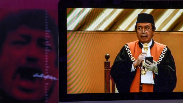 Layar menampilkan "live streaming" Wakil Ketua Mahkamah Agung bidang Yudisial Syarifuddin memberikan pidato saat Sidang Paripurna Khusus Pemilihan Ketua MA. Foto: ANTARA FOTO/Hafidz Mubarak A